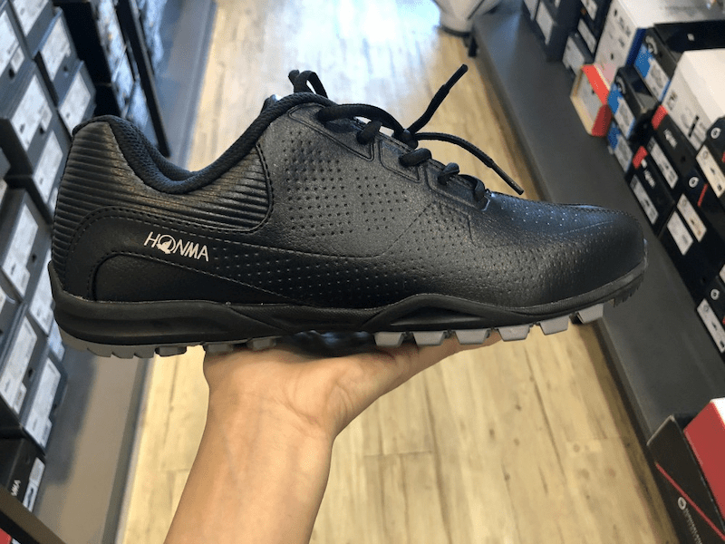 Giày golf được thiết kế ôm chân vừa vặn