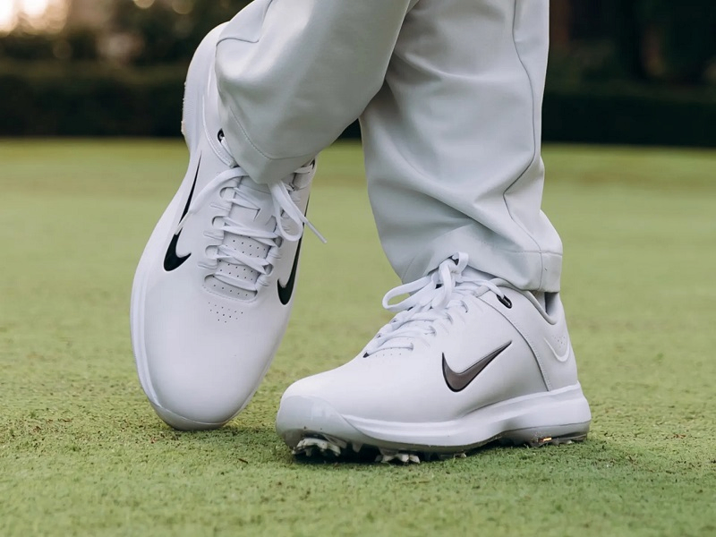 Giày golf có trọng lượng siêu nhẹ giúp golfer dễ dàng di chuyển