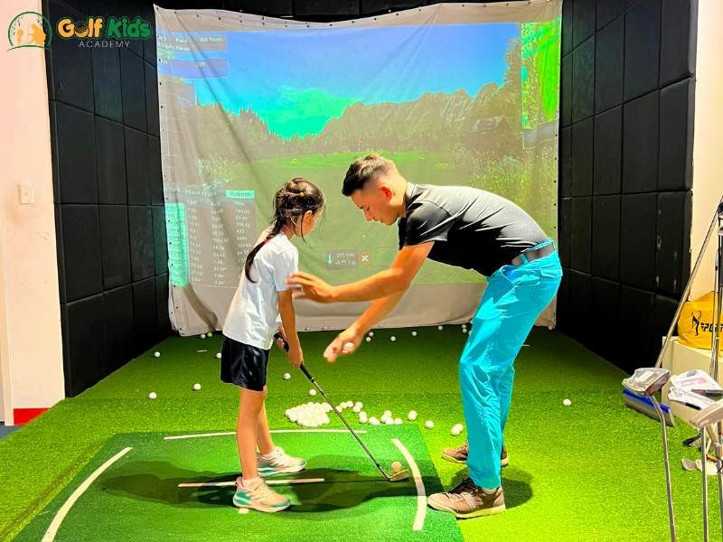 Trẻ em có thể học đánh golf bài bản tại GolfKids