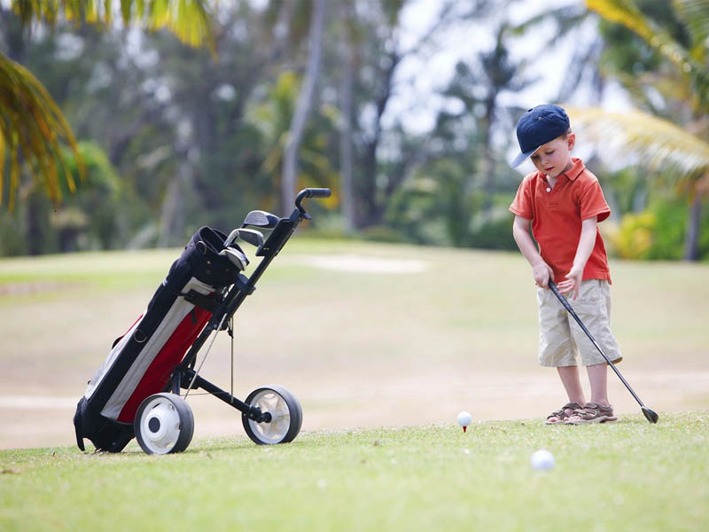 Trang phục phù hợp, thoải mái giúp trẻ tự tin khi tham gia chơi golf