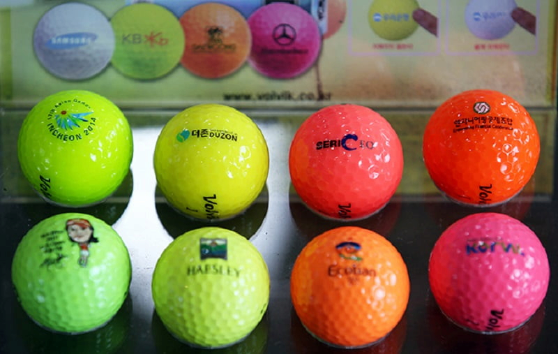 Bóng golf Volvik có màu sắc nổi bật, dễ dàng quan sát