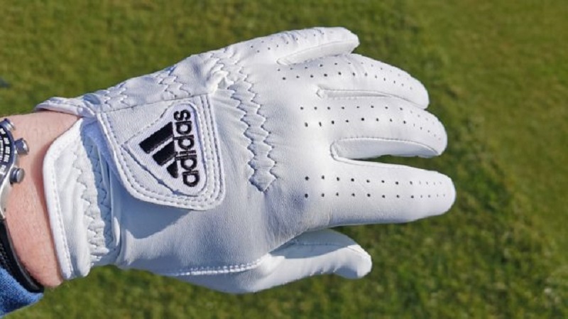 Găng tay Adidas là trợ thủ đắc lực giúp golfer thực hiện cú đánh đẳng cấp
