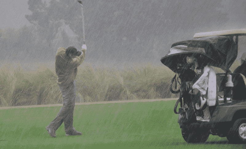 Sử dụng quần áo mưa giúp bảo vệ cơ thể khi thi đấu dưới thời tiết mưa gió