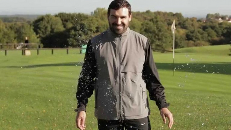 Quần áo mưa golf Ping được làm từ chất liệu chống thấm nước, cản gió tốt