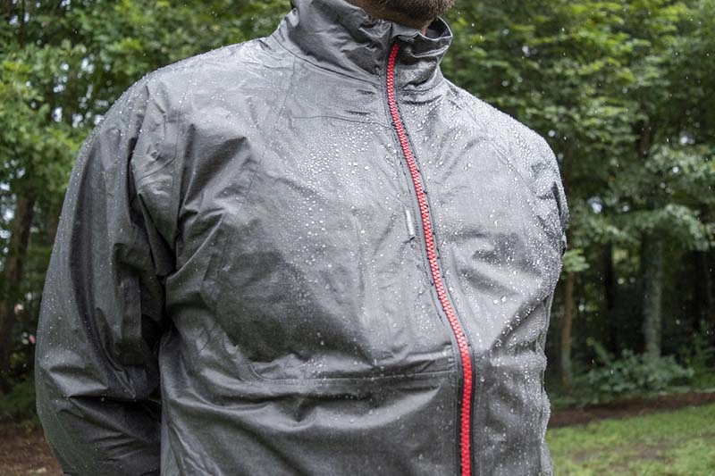 Golfer nên chọn quần áo mưa có kích thước phù hợp