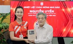 Chánh VP Hoài Linh thay mặt GGA nhận sách do nhà báo Nguyễn Uyển trao tặng