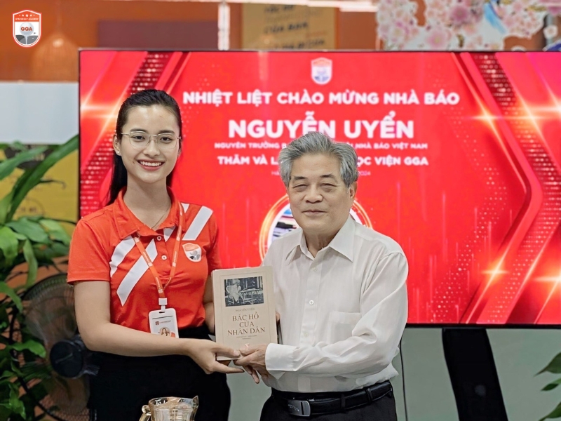 Chánh VP Hoài Linh thay mặt GGA nhận sách do nhà báo Nguyễn Uyển trao tặng
