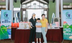 Golfer nhí Chí Minh tham gia giải đấu cùng mẹ Tuyết dưới sự động viên của HLV Bùi Thị Thoa