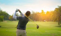 Sử dụng găng tay giúp golfer cầm nắm gậy golf tốt hơn 