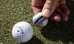 Mác bóng golf có kích thước chỉ bằng một đồng xu