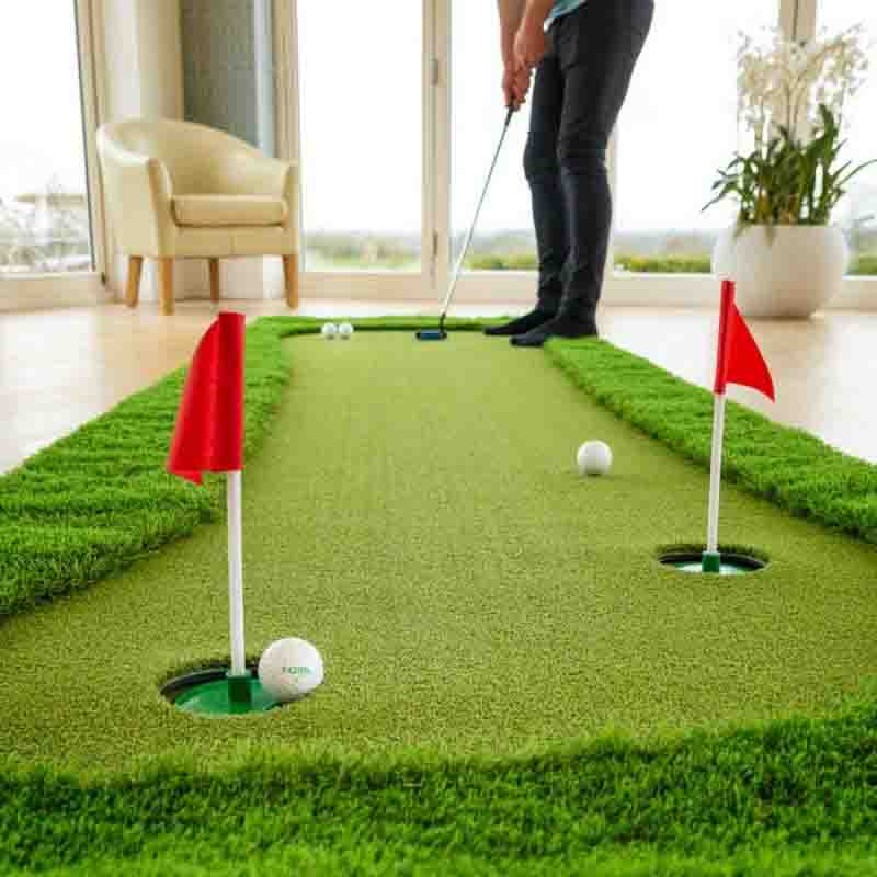 Thảm putting với các lỗ bóng để golfer tập đánh bóng trúng mục tiêu