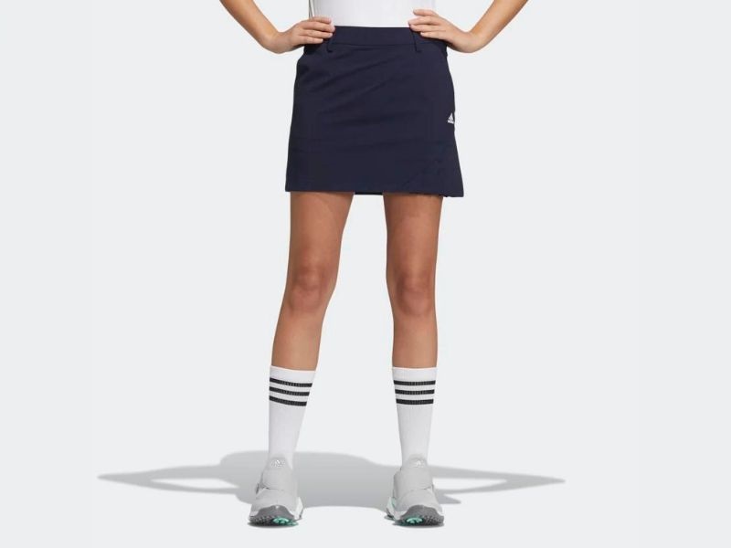 Váy chơi golf Adidas có thiết kế hiện đại, trẻ trung