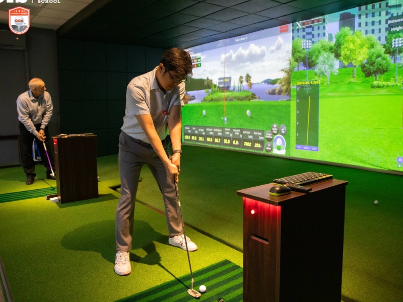 Học sinh và giáo viên trường liên cấp tiếp cận golf 3D trong khuôn viên trường