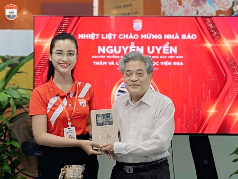 Nhà báo Nguyễn Uyển gửi tặng học viện cuốn sách do cụ viết