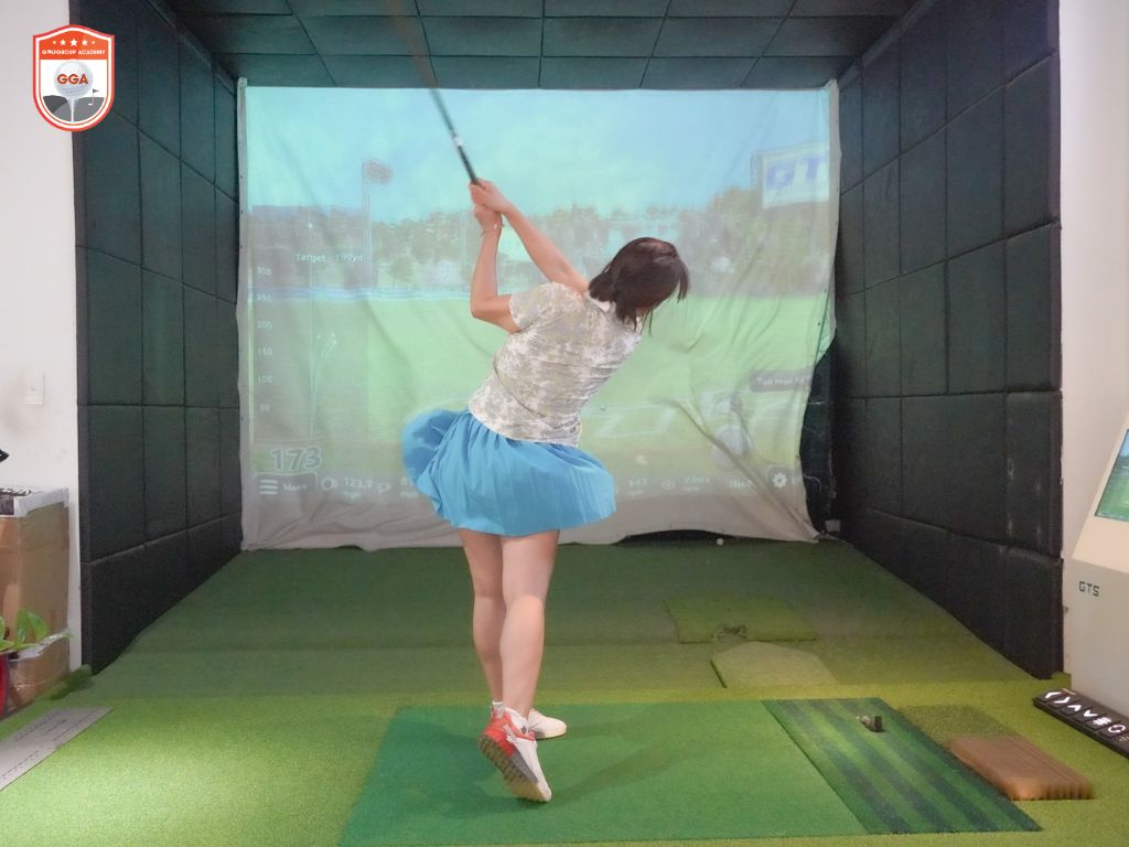 Golf Đoàn Phương tái hiện cú swing 325 triệu đồng tại phòng golf 3D bằng driver Kenichi 6*