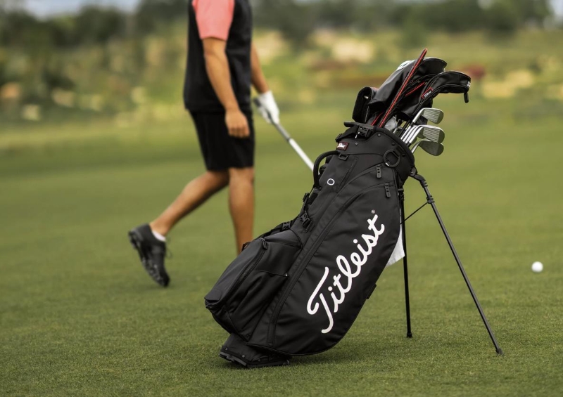 Túi đựng gậy golf Titleist sở hữu thiết kế tối giản, chuyên nghiệp