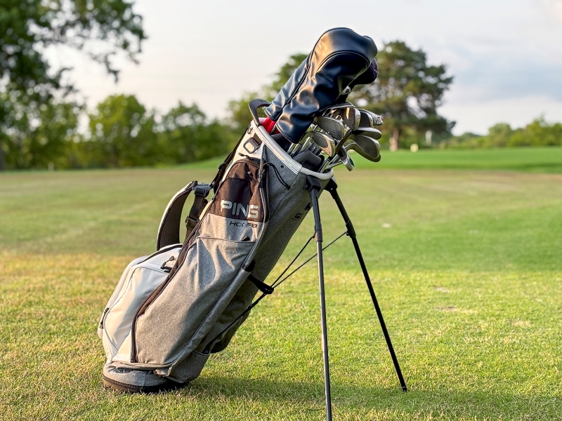 Túi gậy golf Ping với hệ thống ngăn chứa tiện lợi