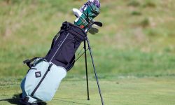 Stand Bag có trọng lượng nhẹ hơn so vởi Cart Bag