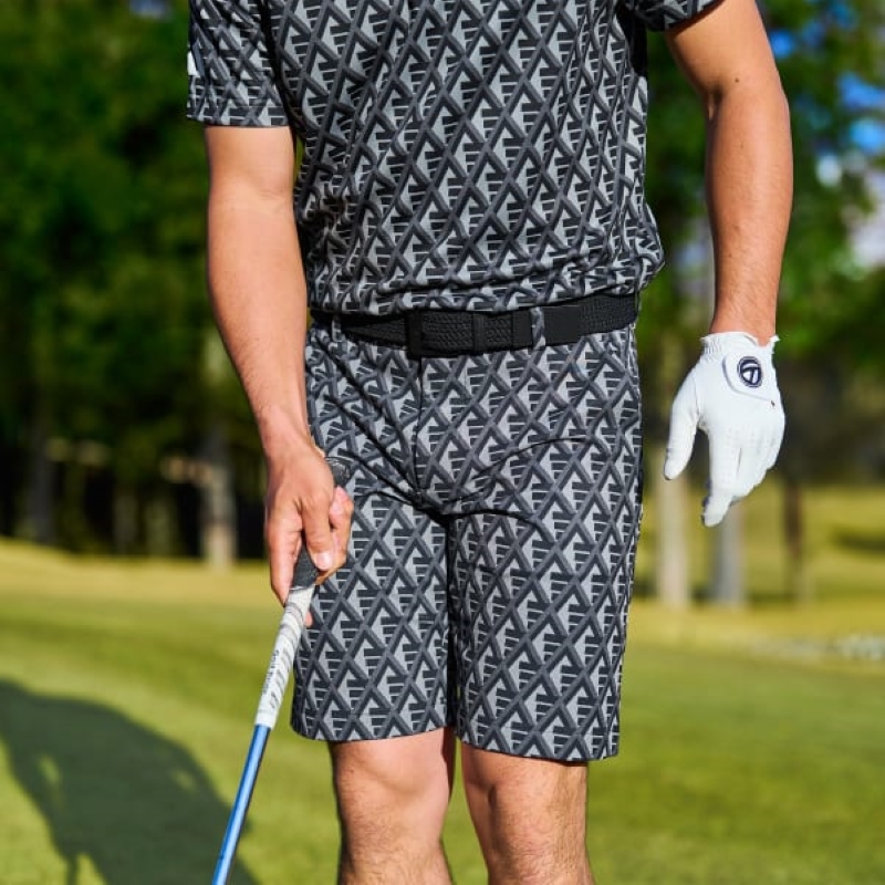 Quần short golf Adidas cũng được nhiều golfer yêu thích mặc vào mùa hè