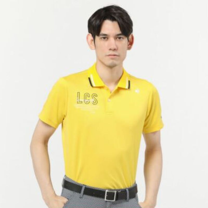 Áo golf Le Coq Sportif có logo đặc trưng và màu sắc dễ phối hợp, giúp người chơi luôn nổi bật mà vẫn giữ được sự sang trọng