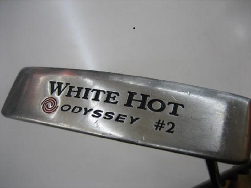 Putter Odyssey White Hot #2 cũ hỗ trợ kiểm soát đường bóng tốt